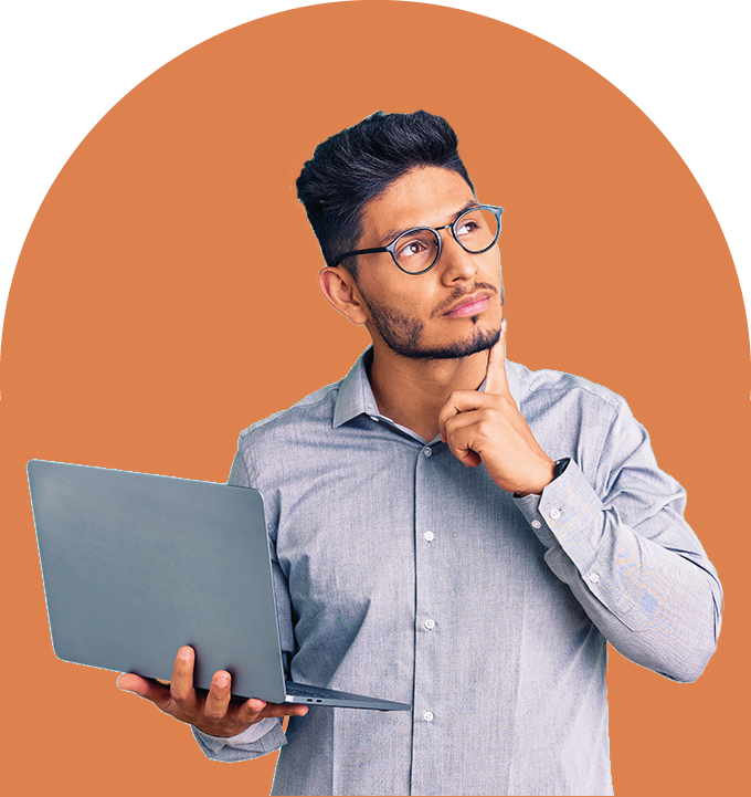 Les Mains Sages d'Aurel Photo d'un homme réchlissant debout en tenant son ordinateur