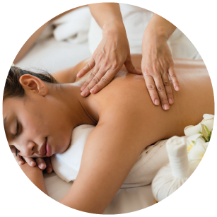 Femme se faisant masser le dos