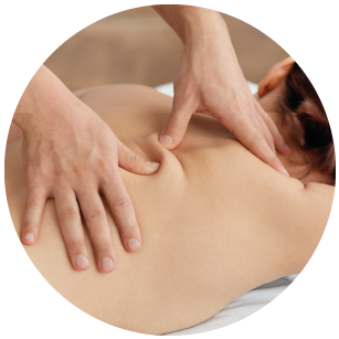 Femme se faisant masser le dos