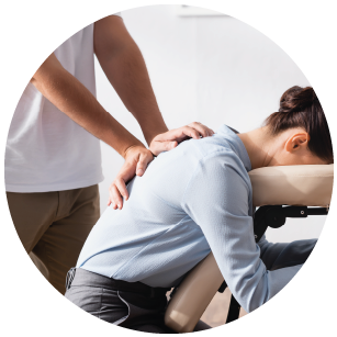 Femme se faisant masser le dos assise et habillée