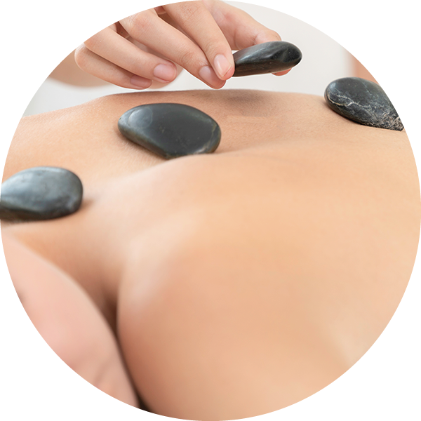 Les Mains Sages d'Aurel Photo d'une femme recevant un massage aux pierres chaudes